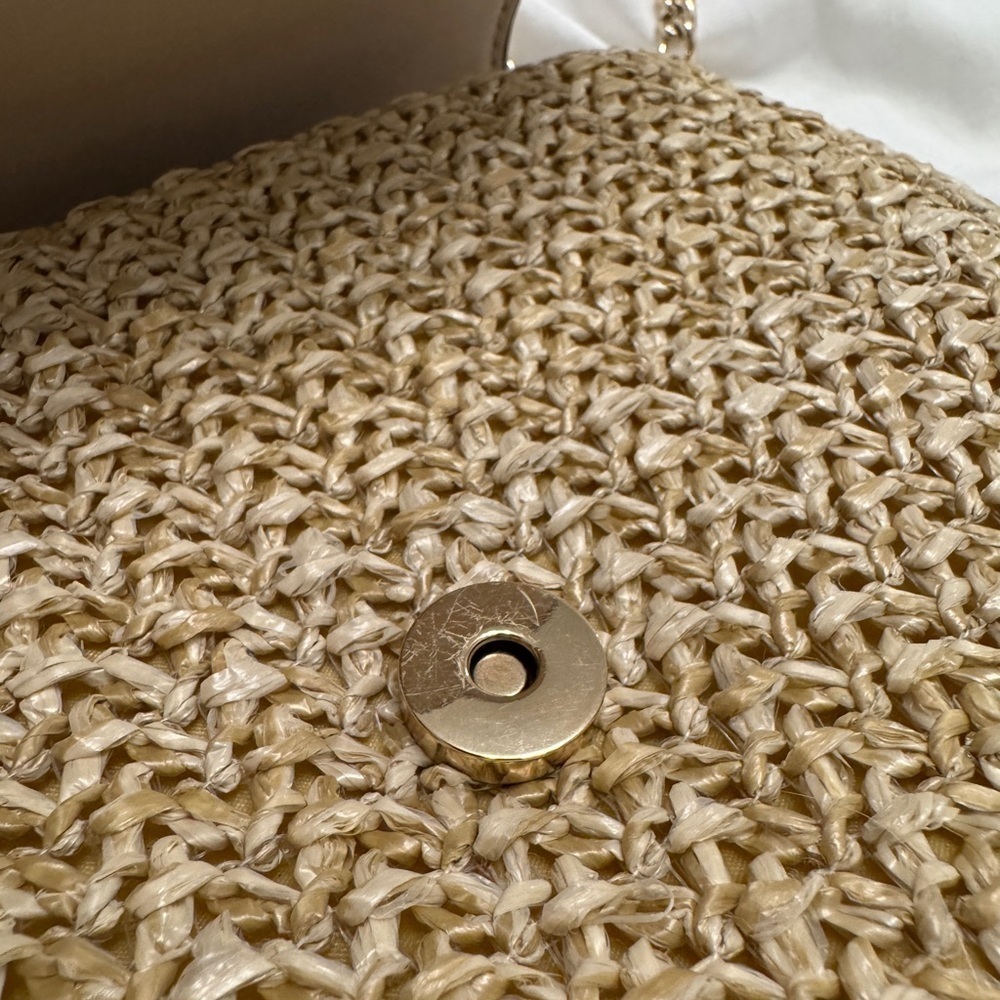 H&M Beige/White Woven Shoulder Bag Chain Strap Magnetic Flap Gold Hardware - Picture 3 of 5